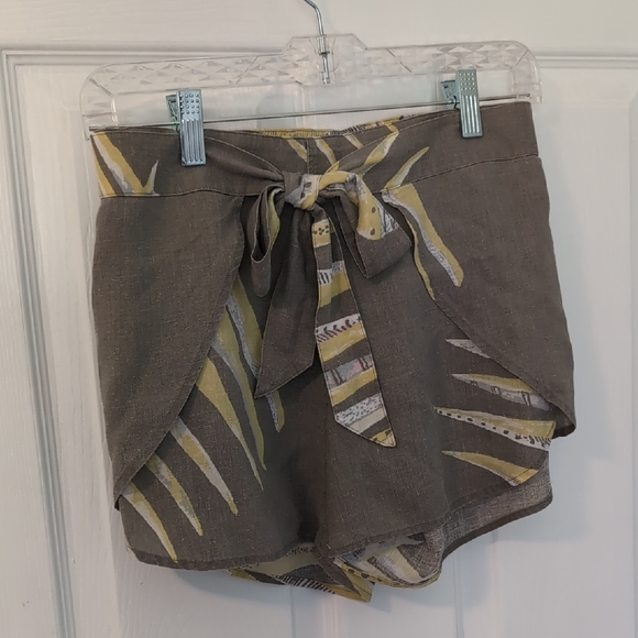 Patagonia Pants - Patagonia Women's Brown and Yellow Patterned Skorts